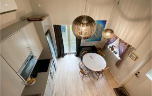 - une vue de tête sur une cuisine avec une table et des chaises dans l'établissement Beautiful Home In Heberg With Wifi And 2 Bedrooms, à Heberg