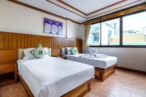 Postel nebo postele na pokoji v ubytování JB Green Hotel Patong