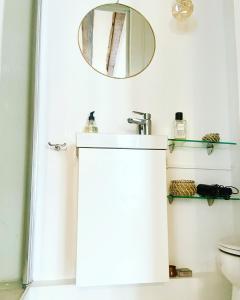 bagno con lavandino e specchio di Electra mini-studio a Parigi