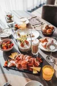 uma mesa coberta com pratos de alimentos e bebidas em Badia Hill em Badia