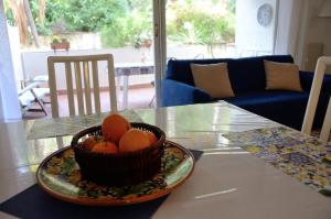 un bol de fruta en una mesa en la sala de estar en Sea Breeze Acitrezza, en Aci Castello