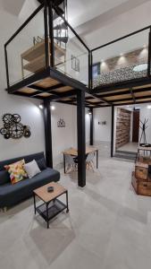 - un salon avec un canapé bleu et une table dans l'établissement Home Catania Dante Accommodations, à Catane