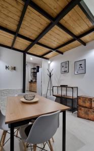 - une salle à manger avec une table et des chaises en bois dans l'établissement Home Catania Dante Accommodations, à Catane
