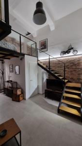 Pokój ze schodami i motocyklem na ścianie w obiekcie Home Catania Dante Accommodations w Katanii +37 zdjęć