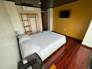 a small bedroom with a bed and a television at Cabaña Yalis SAS in Cartagena de Indias