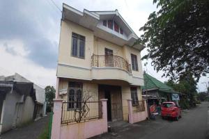 une grande maison avec un balcon dans une rue dans l'établissement SPOT ON 92434 Puri Kasih Guest House Syariah, à Solo