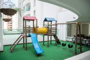 een speeltuin met een glijbaan op een balkon bij Apartamento viajes de trabajo en el norte in Montería