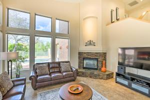 ケーブ・クリークにあるPool, Fire Pit Central Cave Creek Retreat!の革製の家具と暖炉のあるリビングルーム