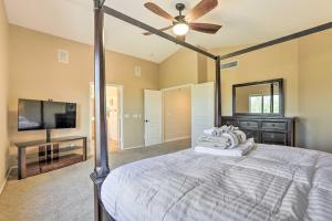 ケーブ・クリークにあるPool, Fire Pit Central Cave Creek Retreat!のベッドと天井扇風機のある寝室 +28枚の写真