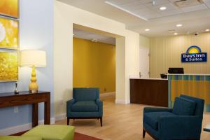 Zona de hol sau recepție la Days Inn & Suites by Wyndham Caldwell