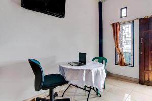 a room with a table with a laptop on it at OYO 92455 Hadhilfa Homestay Syariah in Pekanbaru