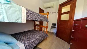 een slaapkamer met 2 stapelbedden en een deur bij Apartamento Mar del Sur in Benalmádena