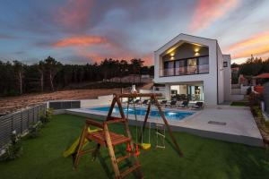 Bazén v ubytování Villa Pine nebo v jeho okolí