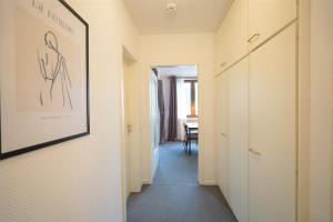 a hallway leading to a room with a picture on the wall at Dein Flughafen Messe Appartment nahe Düsseldorf 1 in Duisburg