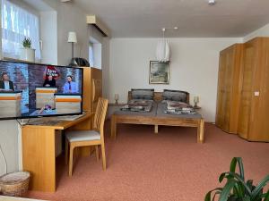 a living room with a couch and a table at Hirtenrasen 52A in Lindewerra
