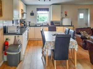 kuchnia i jadalnia ze stołem i krzesłami w obiekcie Cowslip Cottage- W43122 w mieście Goxhill