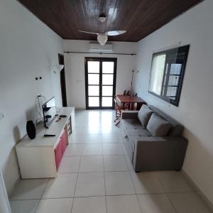 un salon avec un canapé et une table dans l'établissement Flat Maresias 50m da Praia - 06 Mar & Tur, à Maresias