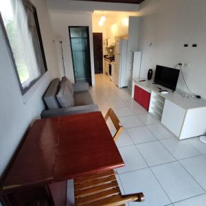 a living room with a couch and a table at Flat Maresias 50m da Praia - 06 Mar & Tur in Maresias