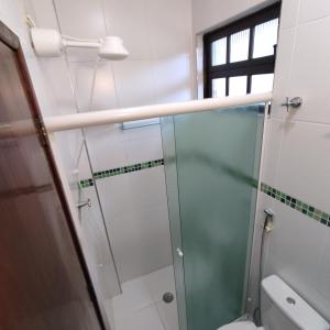 a bathroom with a shower and a toilet at Flat Maresias 50m da Praia - 06 Mar & Tur in Maresias