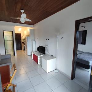 une pièce avec une cuisine et un salon dans l'établissement Flat Maresias 50m da Praia - 06 Mar & Tur, à Maresias