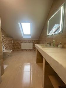 La salle de bains mansardée est pourvue d'un lavabo et de toilettes. dans l'établissement Euro Panzio, à Debrecen