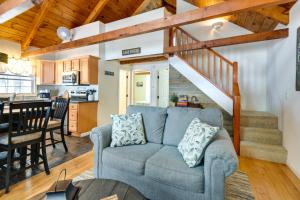 sala de estar con sofá y cocina en Cozy Tuftonboro Home with Deck - Walk to Beaches! 