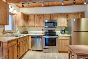 巴雷特的住宿－Bartlett Vacation Rental with Wraparound Deck!，厨房配有木制橱柜和不锈钢用具