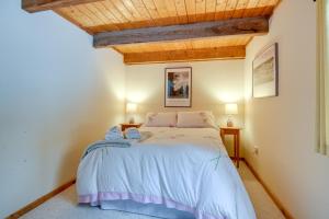 巴雷特的住宿－Bartlett Vacation Rental with Wraparound Deck!，一间带一张大床的卧室,位于一个拥有木制天花板的房间