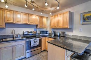 uma grande cozinha com armários e electrodomésticos de madeira em Anchorage Vacation Rental in Walkable Area! em Anchorage