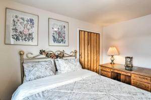 1 dormitorio con 1 cama y escritorio con lámpara en Anchorage Vacation Rental in Walkable Area! en Anchorage