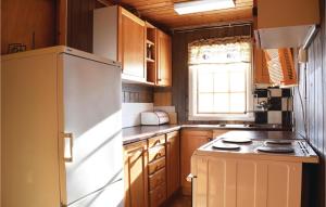 Kuchyň nebo kuchyňský kout v ubytování Nice Home In Vringsfoss With Wifi