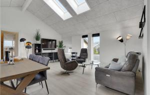 uma sala de estar com mesa e cadeiras em Stunning Home In Nyborg With Wifi em Nyborg