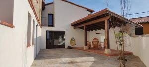 a courtyard of a house with a wooden door at LA LÍNEA DEL MAR in Trasierra