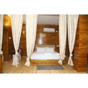 uma cama num quarto com cortinas em Woods Residency em Jaypur