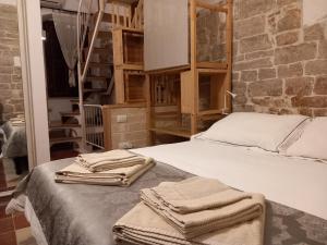 ビシェーリエにあるAntica Torre Medievaleのベッドルーム1室(タオル付)