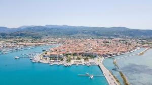 een luchtzicht op een haven met boten in het water bij Hotel Lefkas in Lefkada