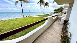Elle comprend un balcon offrant une vue sur la plage et l'océan. dans l'établissement Flamingo Plus Ocean View, à Cancún