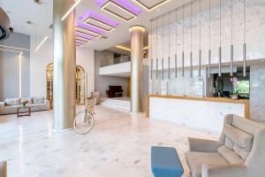een lobby met banken en een receptie bij Hotel Lefkas in Lefkada