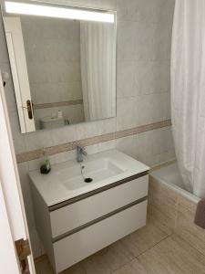 y baño con lavabo, espejo y bañera. en Molino Azul 3A, Wohnung mit Meerblick en Valle Gran Rey