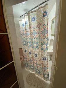 uma casa de banho com uma cortina de chuveiro e um lavatório em Habitación independiente a unos pasos del centro em Taxco de Alarcón