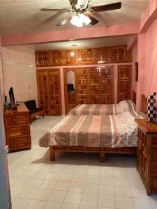 um quarto com uma cama e uma ventoinha de tecto em Habitación independiente a unos pasos del centro em Taxco de Alarcón