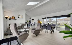 Stunning Home In Nyborg With Wifi في نيوبورغ: غرفة معيشة مع طاولة وكراسي وغرفة طعام