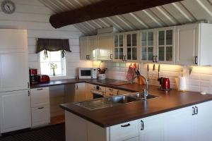 Virtuve vai virtuves zona naktsmītnē Cottage with spa sauna boat as extra cost