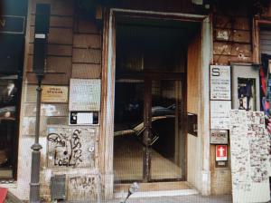 ローマにあるAlbergo Stadlerの看板の開いた扉