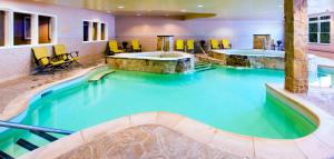 una piscina en una habitación de hotel con una gran piscina en Courtyard Marriott Lake Placid en Lake Placid