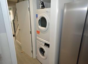 uma máquina de lavar e secar roupa numa lavandaria em Walton Suites em Watford