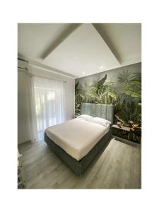 ein Schlafzimmer mit einem großen Bett und einem Gemälde an der Wand in der Unterkunft B&B Buona Stella in Pimonte