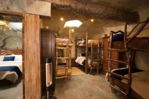 a room with a bunch of bunk beds at Estancia San Juan in Cuenca