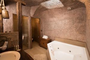 y baño con bañera y lavamanos. en Estancia San Juan en Cuenca