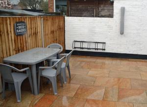 una mesa y sillas en un patio en Walton Suites, en Watford